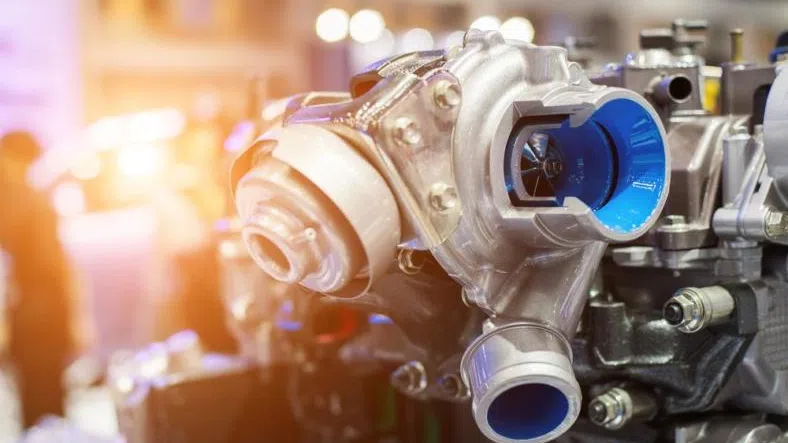 Turbocharged vs Supercharged - czym różni się silnik z turbosprężarką od tego z kompresorem?